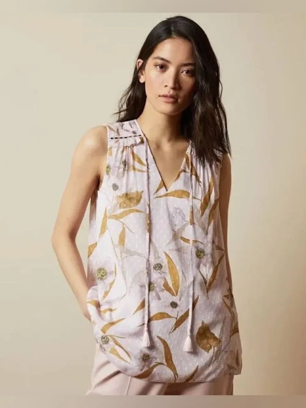 Ted Baker Jiylena Printed Tassel-Tie
Top Blouse Floral Size 1/XS Swiss Dot